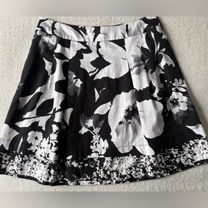 White House Black Market Black & White Floral Skirt, Sz 8. NWT